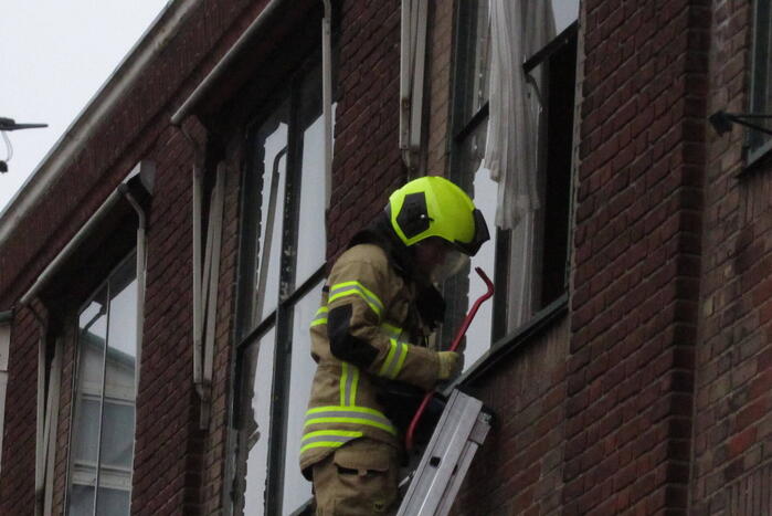 Ruit van gebouw gesprongen, brandweer ingezet