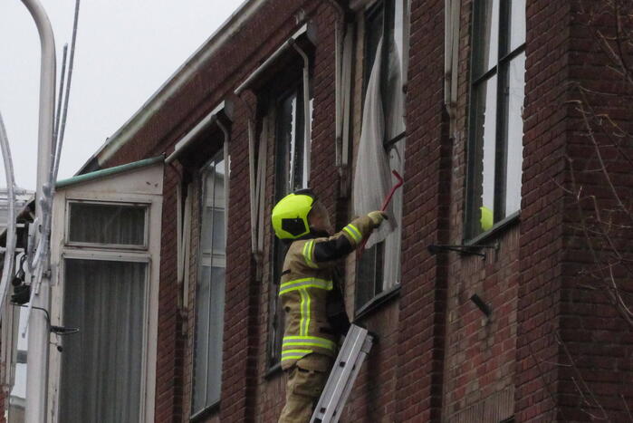 Ruit van gebouw gesprongen, brandweer ingezet