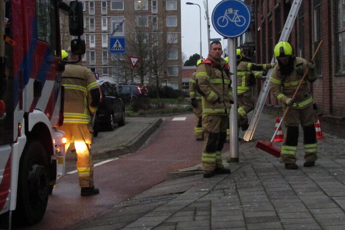Ruit van gebouw gesprongen, brandweer ingezet