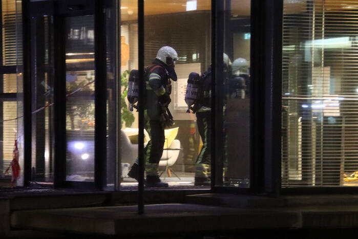 Zoektocht naar vastzittend persoon in bedrijfspand