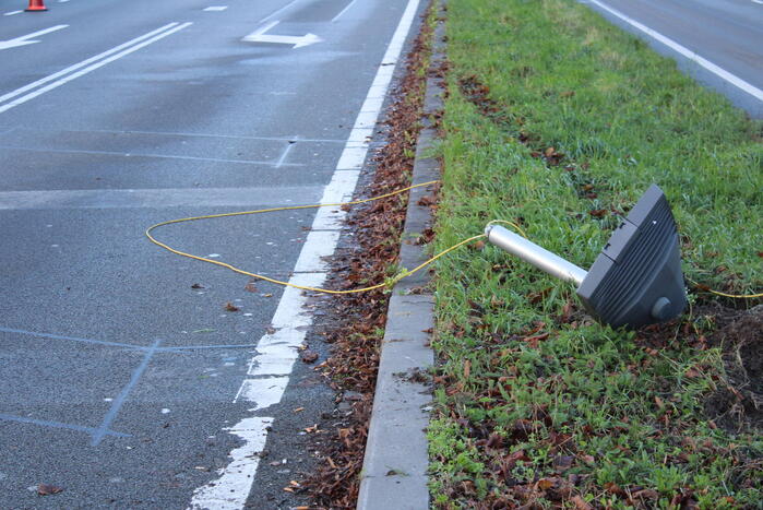 Auto belandt op zijn kop en vliegt in brand