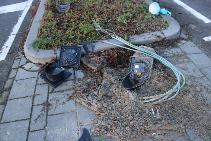 Auto belandt op zijn kop en vliegt in brand