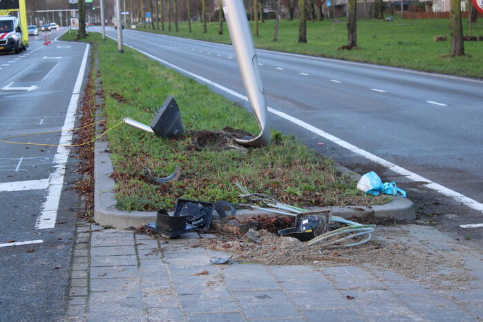 Auto belandt op zijn kop en vliegt in brand