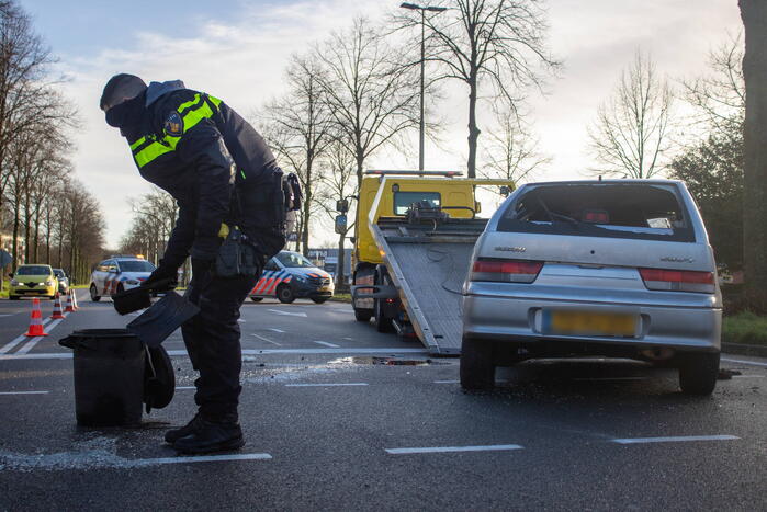 Auto belandt op zijn kop en vliegt in brand