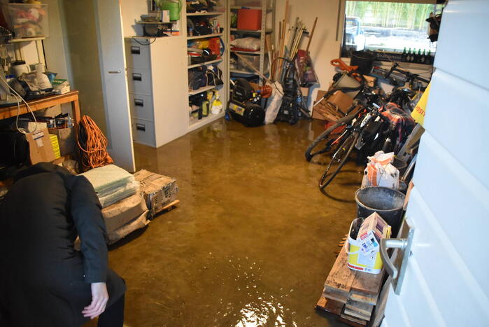 Meerdere garageboxen onderwater door hevige regenval