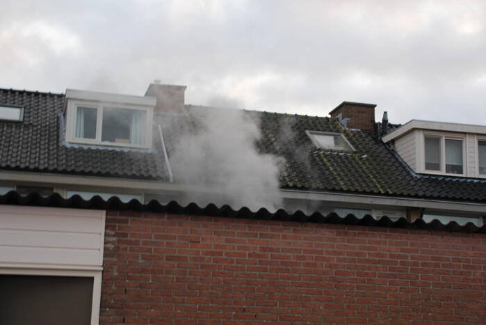 Flinke rookontwikkeling door brand na kortsluiting in koelkast