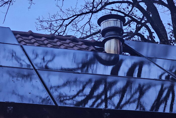 Bewoner haalt optijd oldtimer uit brandende schuur