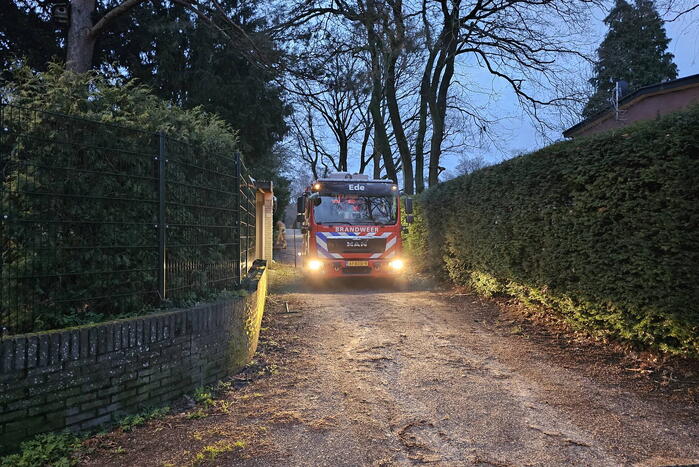 Bewoner haalt optijd oldtimer uit brandende schuur