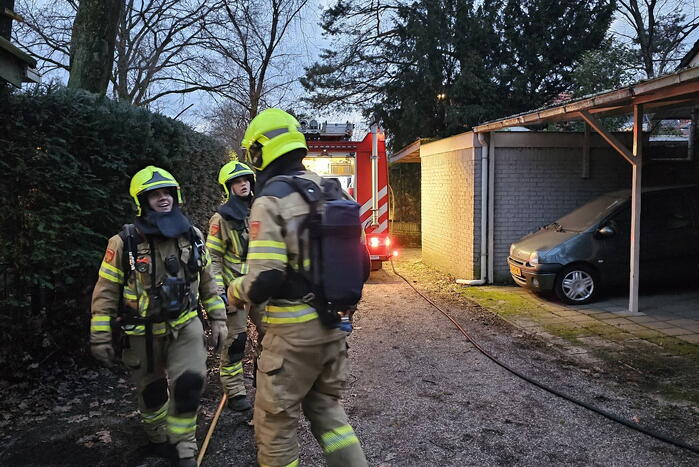 Bewoner haalt optijd oldtimer uit brandende schuur