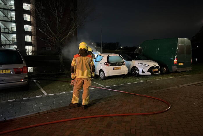 Vlammen en rookontwikkeling bij voertuigbrand
