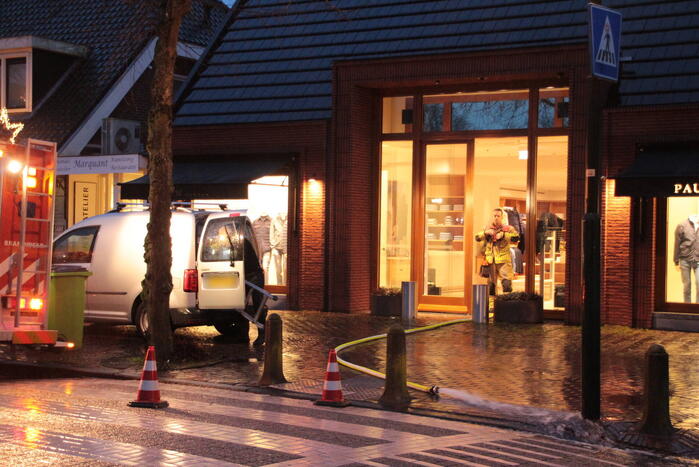 Kelder van modezaak onder water