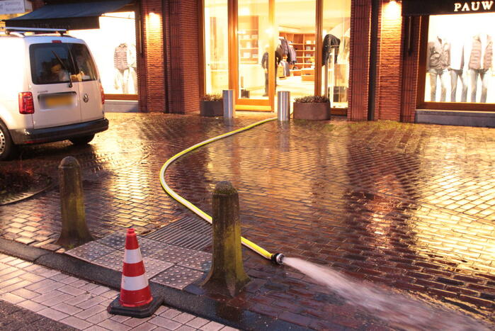 Kelder van modezaak onder water