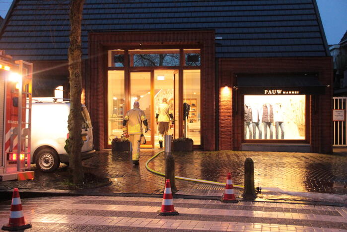 Kelder van modezaak onder water