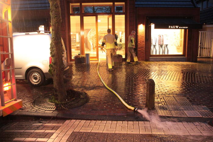 Kelder van modezaak onder water