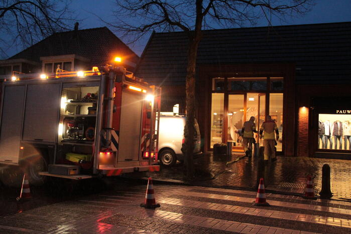 Kelder van modezaak onder water