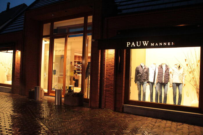 Kelder van modezaak onder water