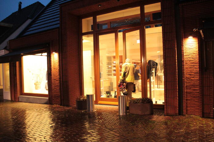 Kelder van modezaak onder water