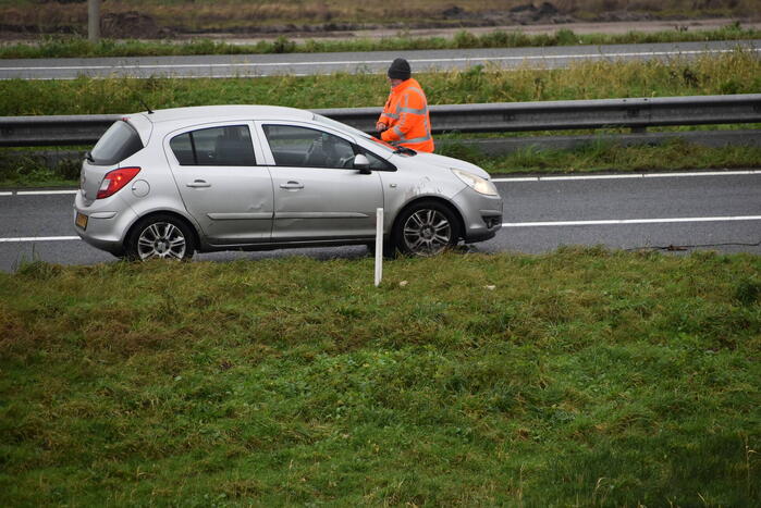 Automobilist verliest macht over stuur en belandt in berm