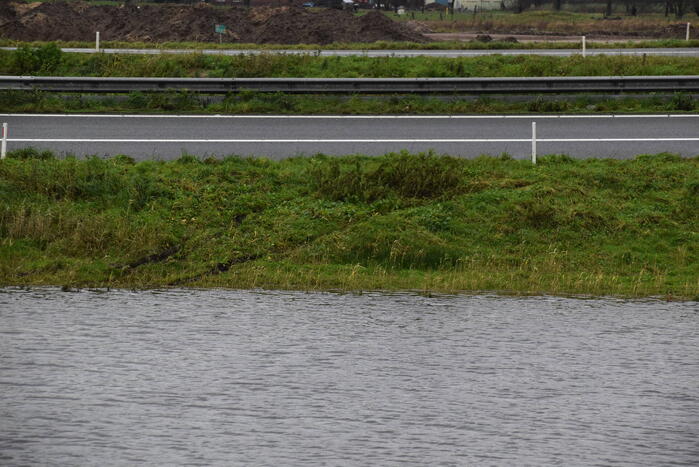 Automobilist verliest macht over stuur en belandt in berm