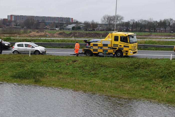 Automobilist verliest macht over stuur en belandt in berm