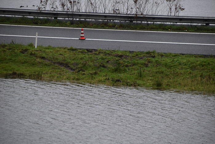 Automobilist verliest macht over stuur en belandt in berm