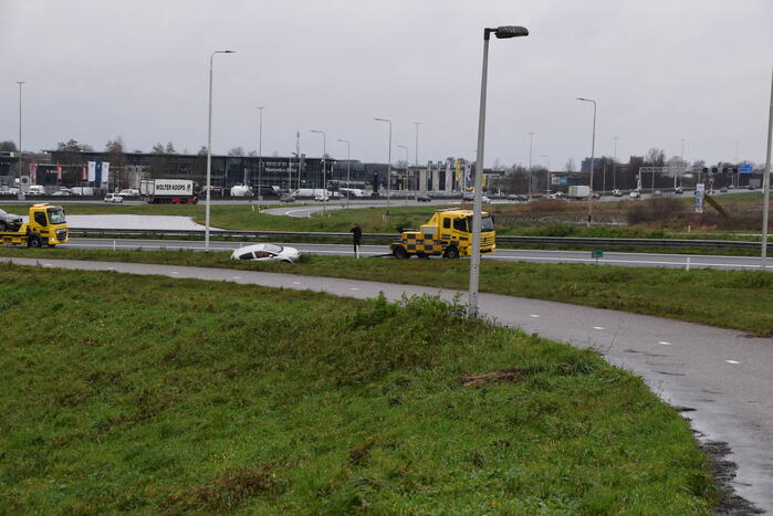 Automobilist verliest macht over stuur en belandt in berm