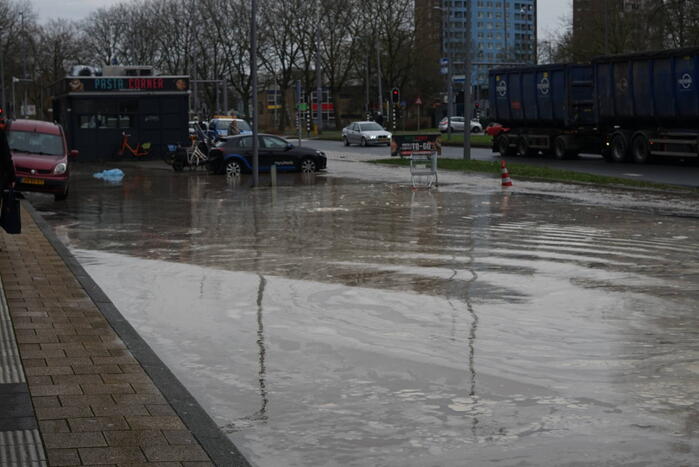 Hoofdwaterleiding gesprongen winkel dreigt onder te lopen