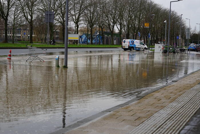 Hoofdwaterleiding gesprongen winkel dreigt onder te lopen