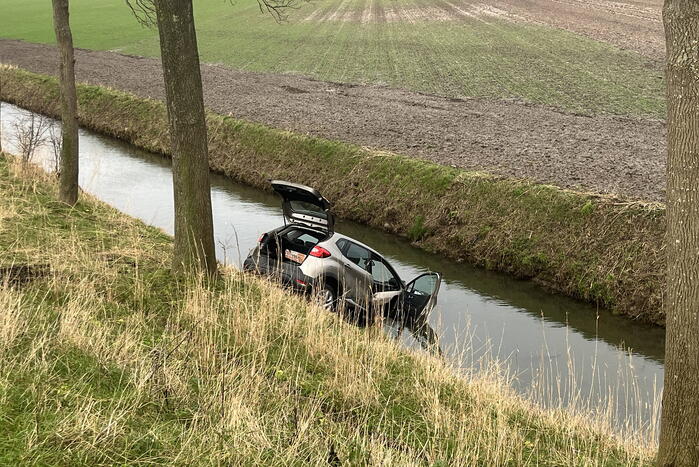 Automobilist ramt verkeersbord en raakt te water