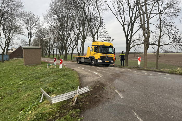 Automobilist ramt verkeersbord en raakt te water