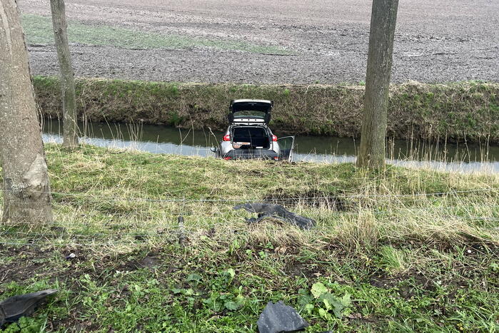 Automobilist ramt verkeersbord en raakt te water