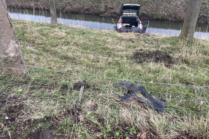 Automobilist ramt verkeersbord en raakt te water
