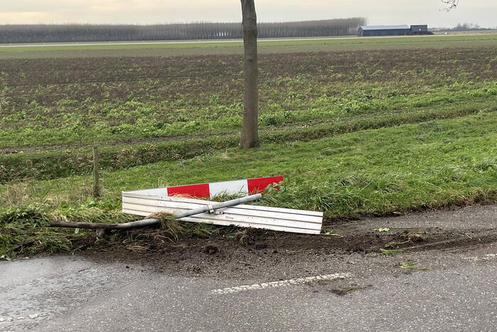 Automobilist ramt verkeersbord en raakt te water