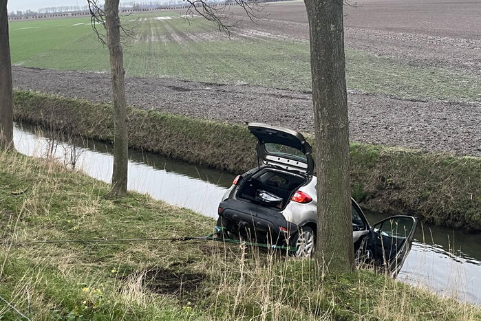 Automobilist ramt verkeersbord en raakt te water