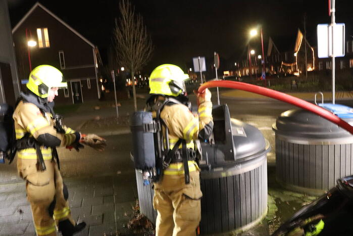 Brandweer dooft containerbrand