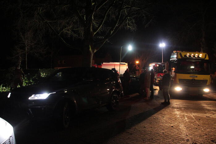 Auto vliegt uit de bocht en belandt in tuin