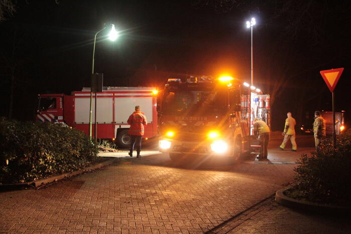 Auto vliegt uit de bocht en belandt in tuin