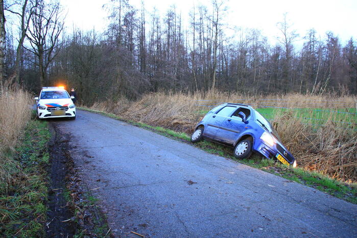 Automobilist vliegt uit de bocht en belandt in sloot