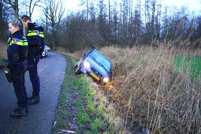 Automobilist vliegt uit de bocht en belandt in sloot