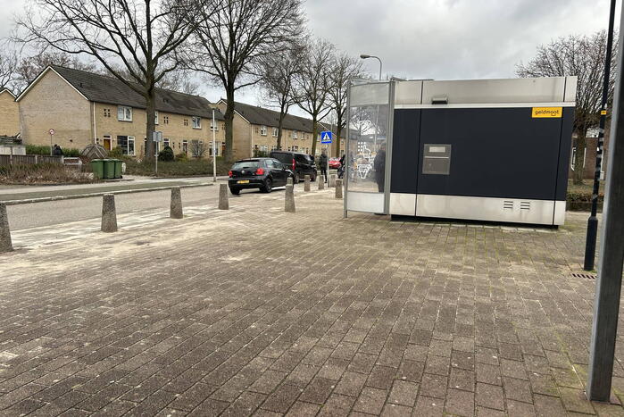 Fietser zwaargewond bij botsing met bestelbus