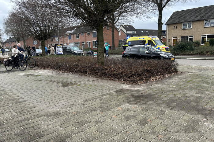 Fietser zwaargewond bij botsing met bestelbus