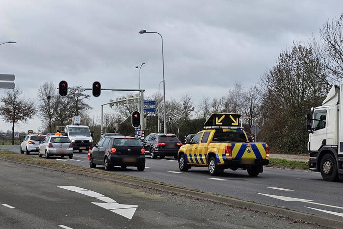 Verkeerslicht hangt los boven fietspad