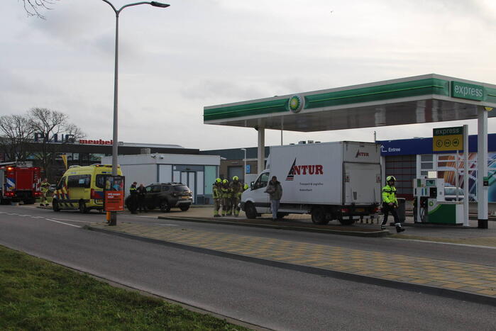 Bakwagen en auto beschadigd door ongeval