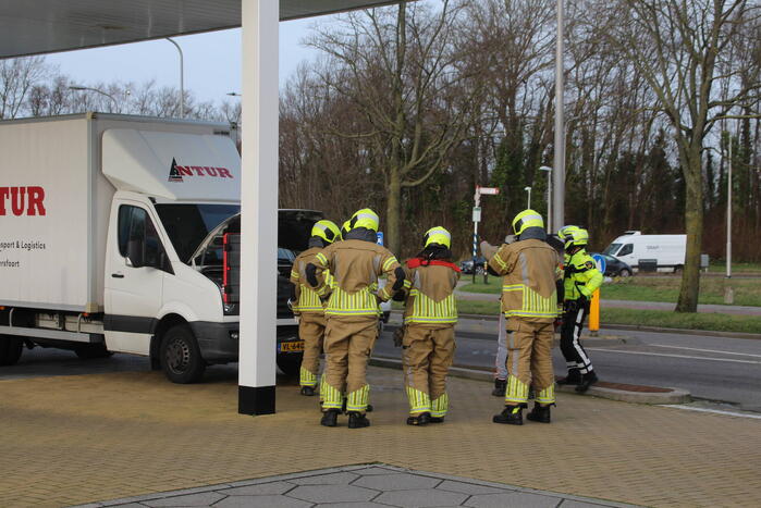 Bakwagen en auto beschadigd door ongeval