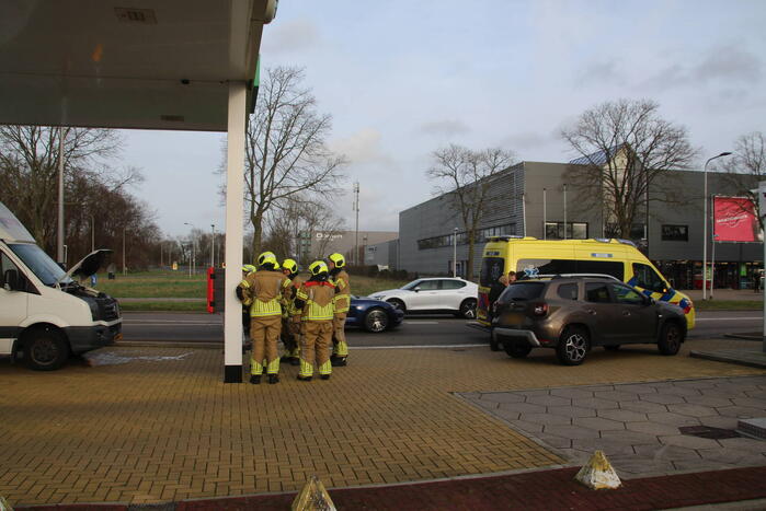 Bakwagen en auto beschadigd door ongeval