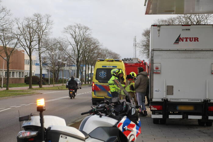 Bakwagen en auto beschadigd door ongeval