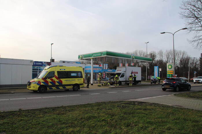 Bakwagen en auto beschadigd door ongeval