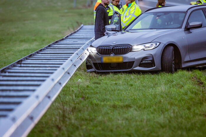 Auto knalt hard tegen vangrail