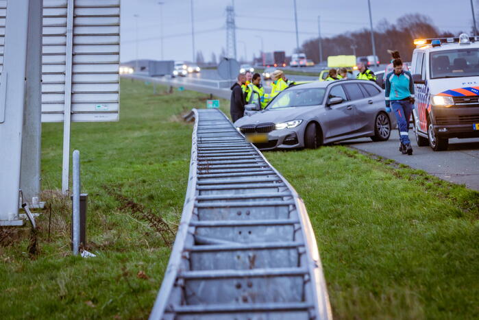 Auto knalt hard tegen vangrail