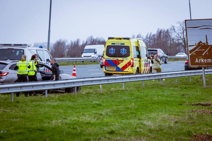 Auto knalt hard tegen vangrail